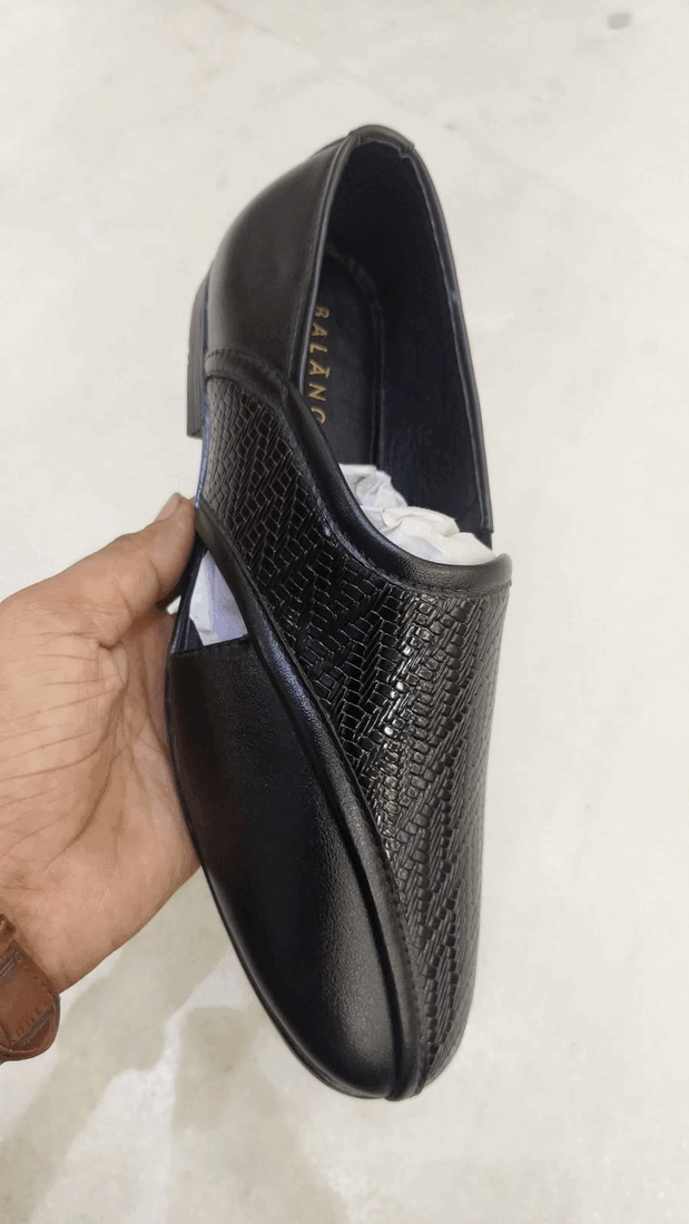 Pesawari II footwear style 010